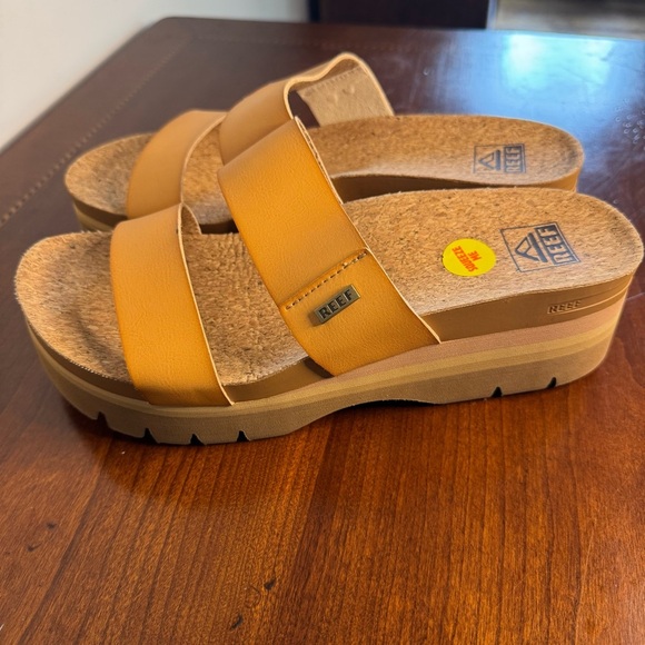 Size 9.5 Women’s Reef Cushion Vista Higher Vista Hi Slide Sandal - Natural - Picture 4 of 4